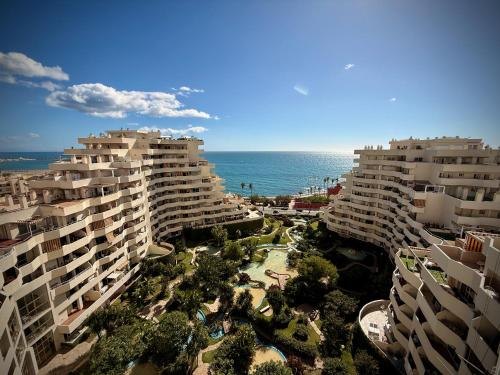Complexul Benal Beach văzut de sus: grădini și piscine între clădiri, cu Marea Mediterană imediat dincolo